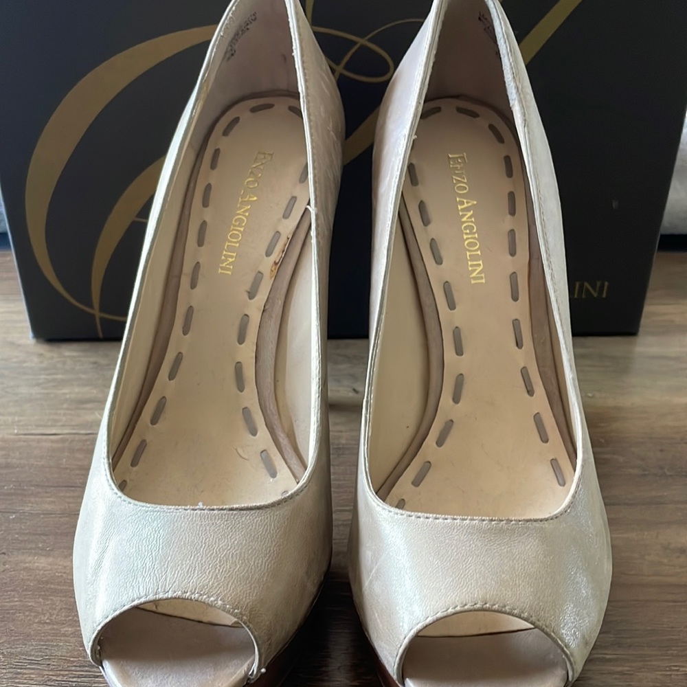 Enzo Angiolini natural leather peep toe pump size 6